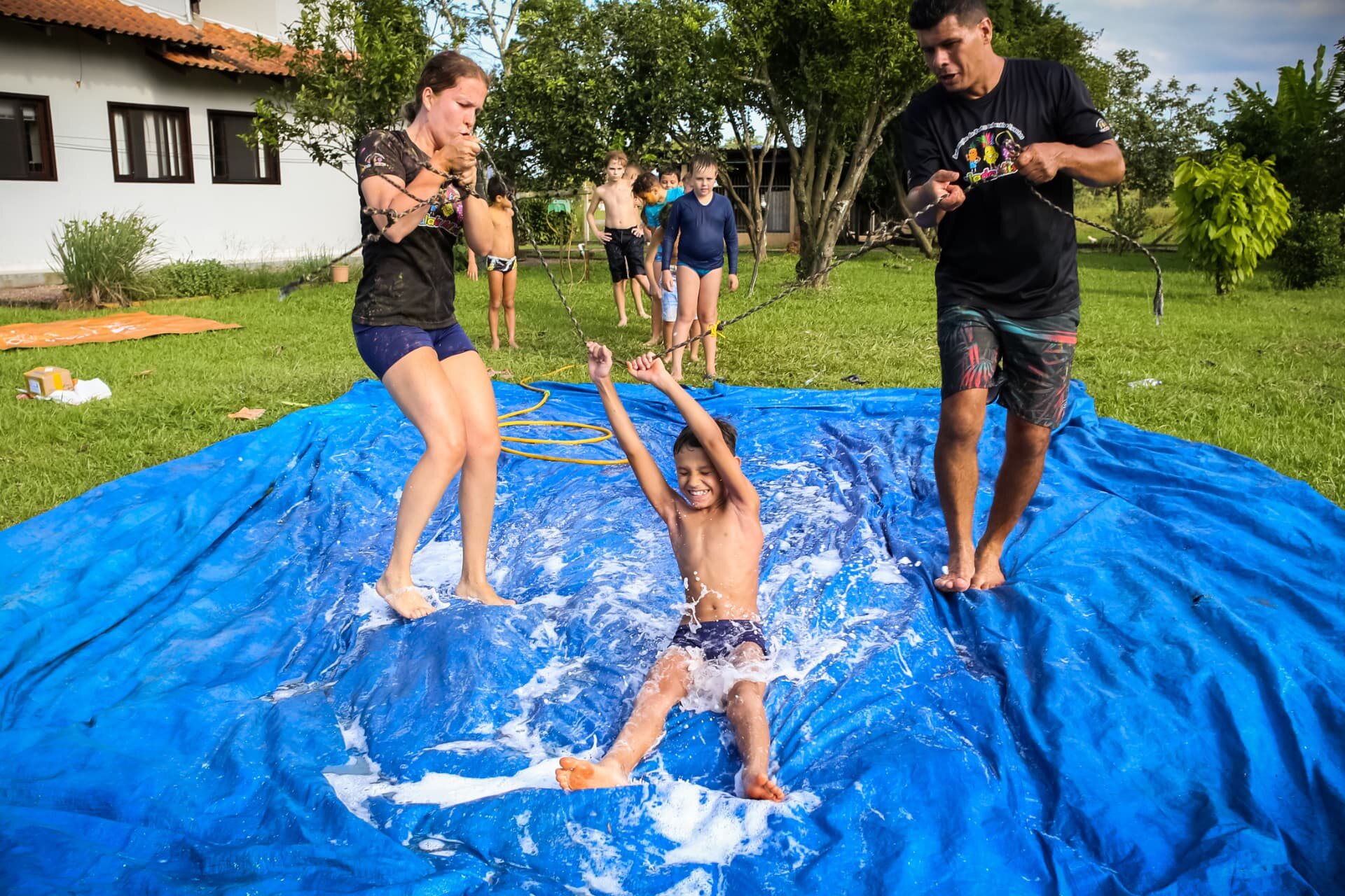Recreação infantil com futebol de sabão em Joinville Recreadores da Salada Mista acompanhando criança no futebol de sabão em Joinville SC