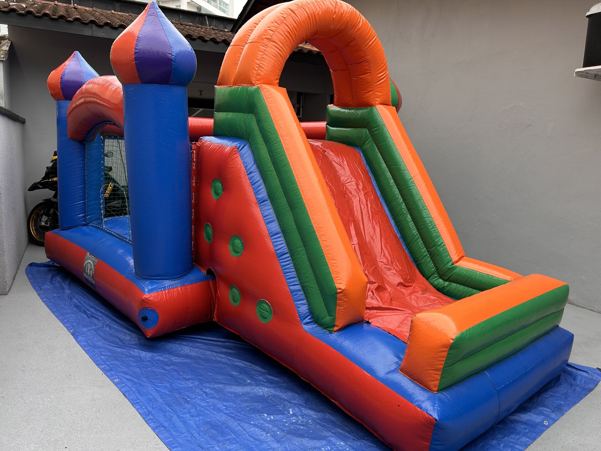 Locação de brinquedo inflável com tobogã em Joinville Brinquedo inflável colorido com tobogã para locação em festas infantis em Joinville SC