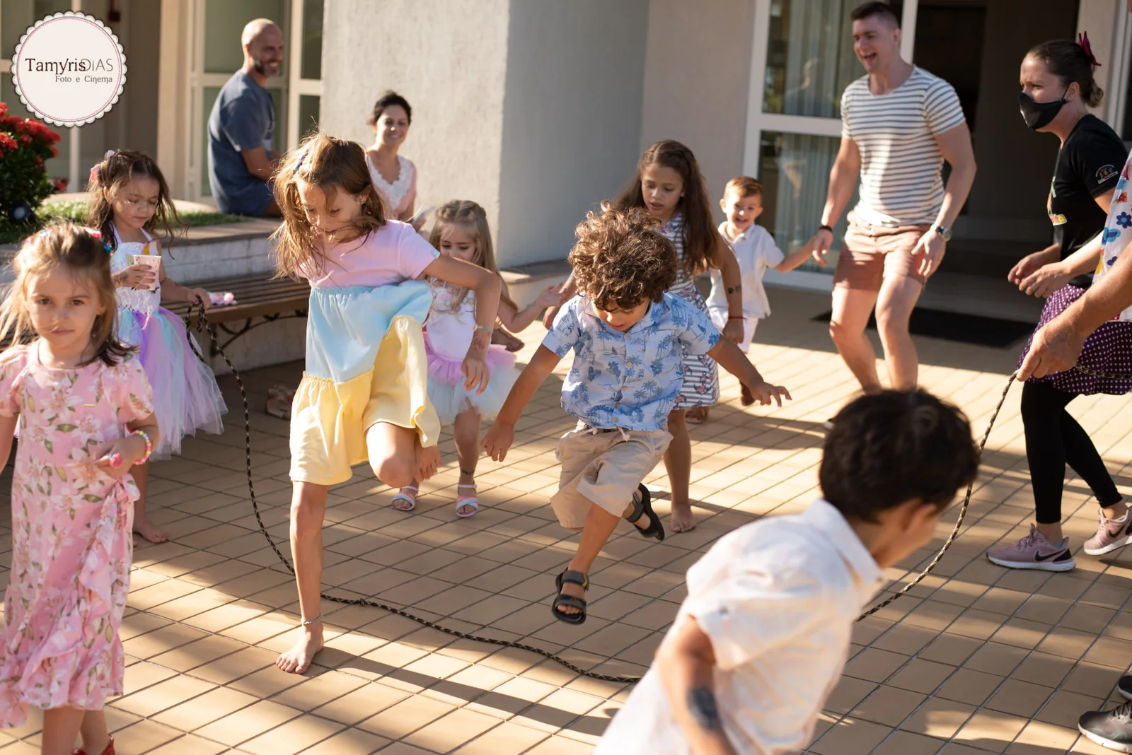 Crianças em brincadeiras dirigidas por recreadores durante gincana infantil em Joinville SC